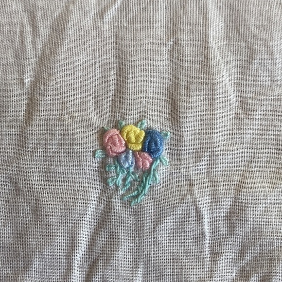 Vintage Linens with Embroidery - Picture 2 of 8